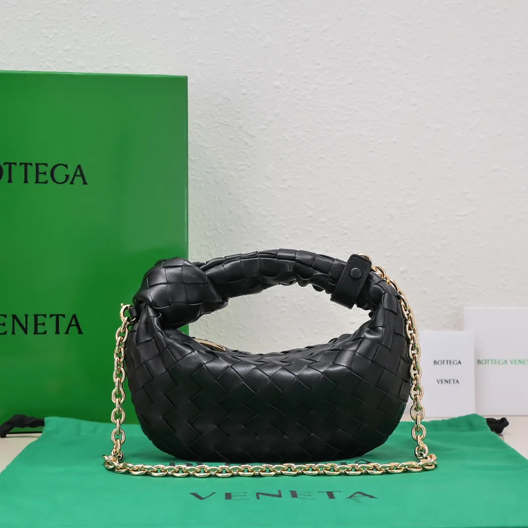 Batch 1220 Ready Stock/Black Hello everyone, I have a new name, it’s called chain jodie. Jodie’s chain clause ~ can finally be carried on the shoulder. It is based on the original bag type and adds a chain shoulder strap, and it is detachable! It's equivalent to spending one dollar to buy two bags. As the ace cutie of BV family, I really have no choice but to buy one! This bag of ours is really the same as ZP. You can wear it with a small amount of money~ Original sheepskin➕all steel hardware 28×23×8cm, model: 6699-9#